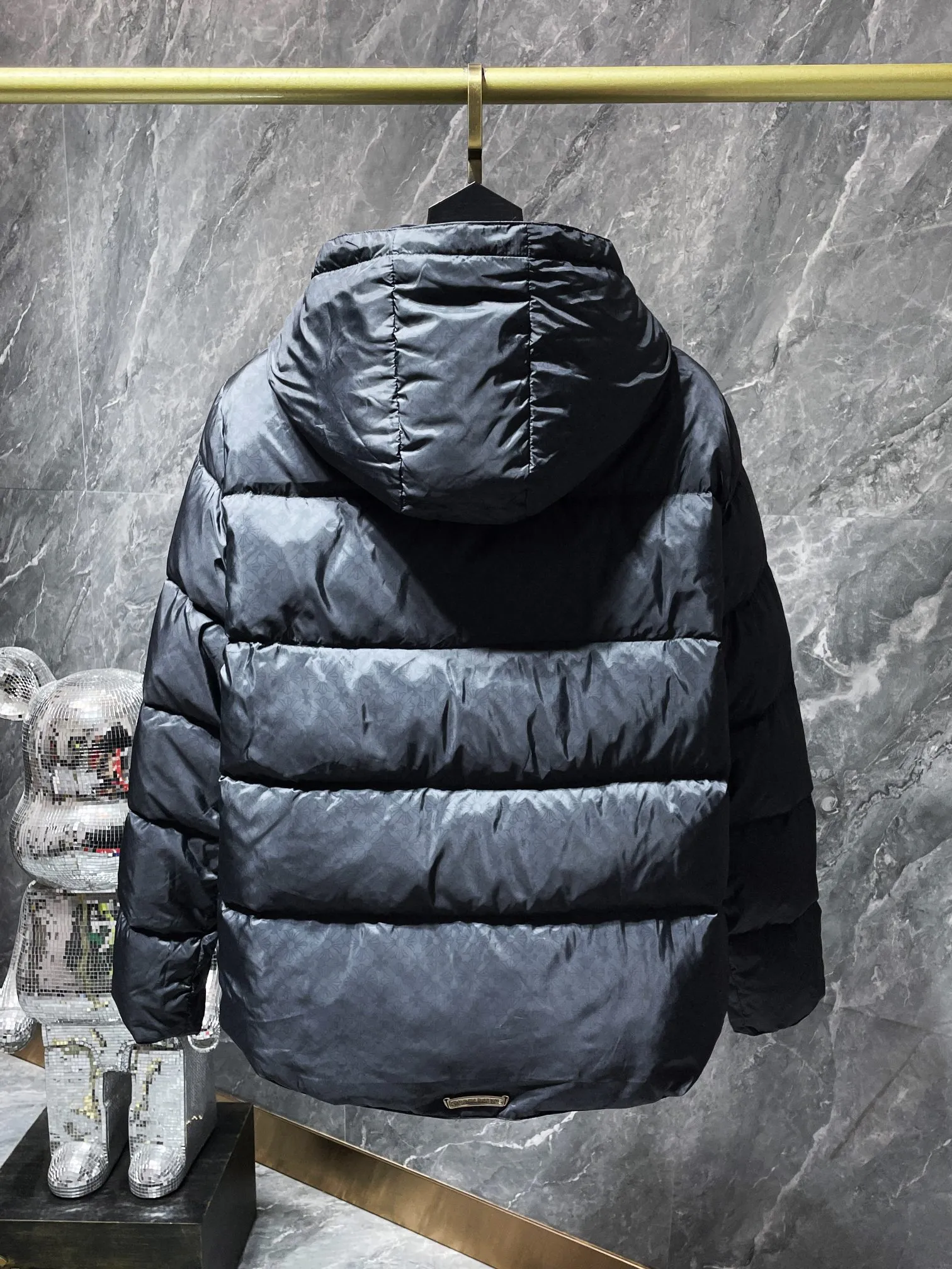 P700 Chrome Hearts ❄️Winter Down Jacket Series❄️ Chrome Hearts Dark Pattern Series Hooded Down Jacket is on sale simultaneously at the counter❤The hood is removable! The best Guangzhou national standard 90 velvet on the market! ! The world’s highest fluffiness of 900D! ! High standard and sufficient down filling! ! Exterior windproof and waterproof dark pattern custom fabric, interior high-grade dark pattern lining fabric to prevent lint, original hardware molding, exquisite craftsmanship details, casual or formal wear ✨ slim fit and not bloated Recommended color: Customized dark pattern flower series Code number: S, M, L, XL